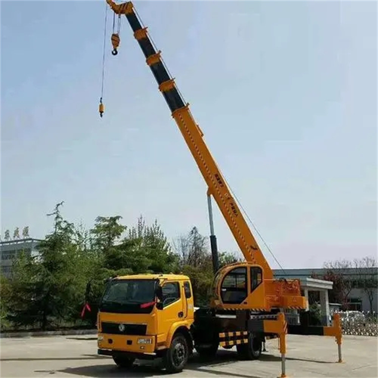 神湾镇钢筋笼入孔时,由吊车采用单点起吊